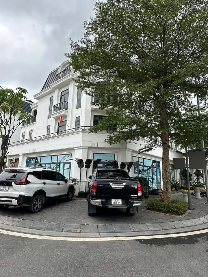 Thuê Shophouse Crown Villas 1000m² - 2 Mặt Tiền Kinh Doanh Ngay!