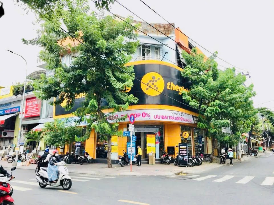 Nhà Góc 2 Mặt Tiền Kinh Doanh 200m² P. Tân Sơn Nhì, Q. Tân Phú - 189 Triệu/Tháng