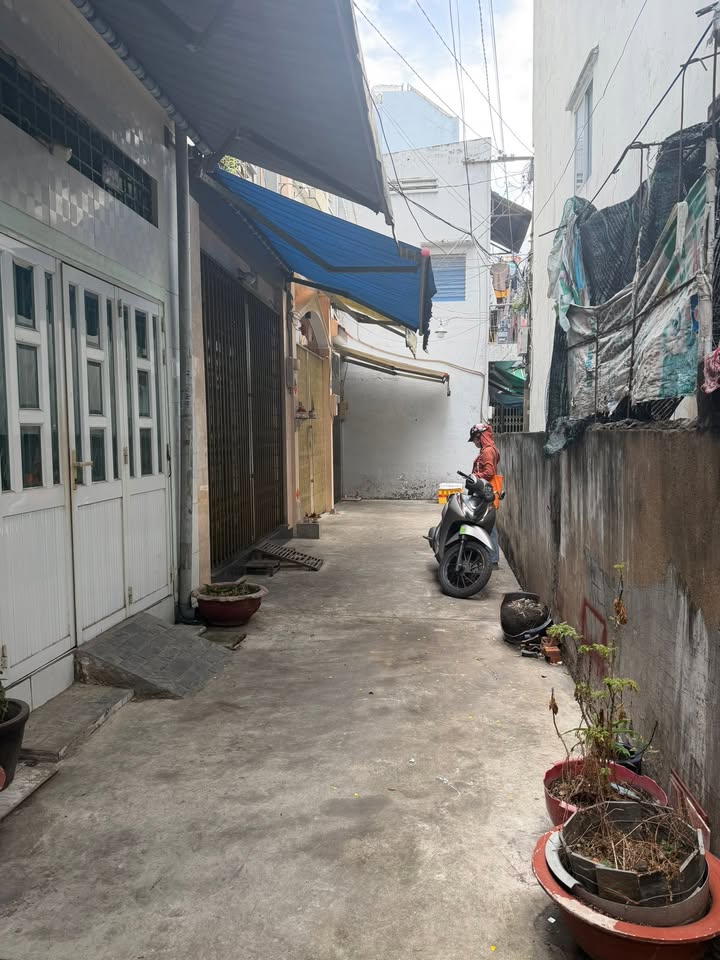 Nhà 42m² Lê Thị Bạch Cát, Q11 Giá Giảm Sốc - Sẵn Sàng Xây Mới