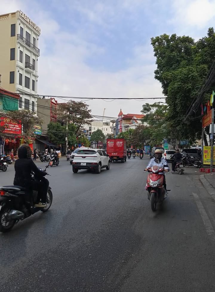 Nhà Phố Trần Nguyên Hãn 94.6m² - Mặt tiền kinh doanh, giá 18.5 tỷ!