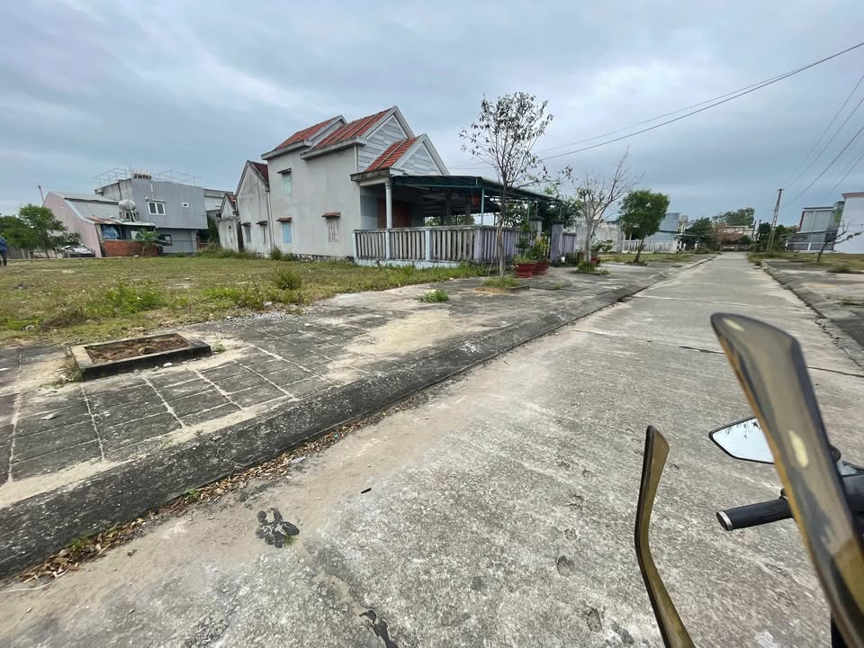 Đất nền Khu TĐC Bình Dương 300m² giá 2 tỷ - Sổ đỏ chính chủ!