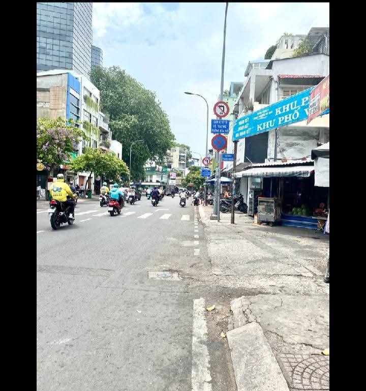 Nhà Phố Đinh Tiên Hoàng, Quận 1 141m² - Vị trí đắc địa, kinh doanh sầm uất!