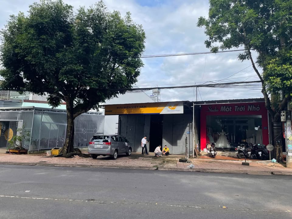 Nhà phố Buôn Ma Thuột 200m² - Vị trí đắc địa, kinh doanh ngay!