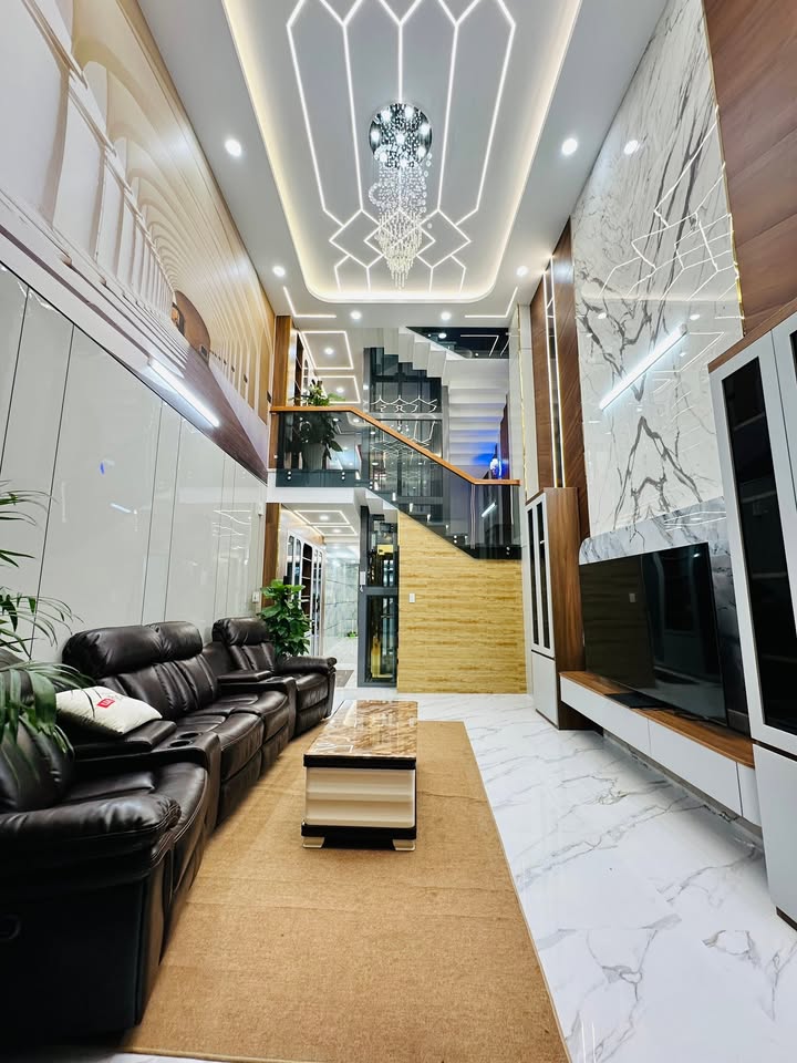 Nhà Riêng Quận Tân Phú 68m² - Ô tô vào tận nhà, 5 tầng thang máy hiện đại!