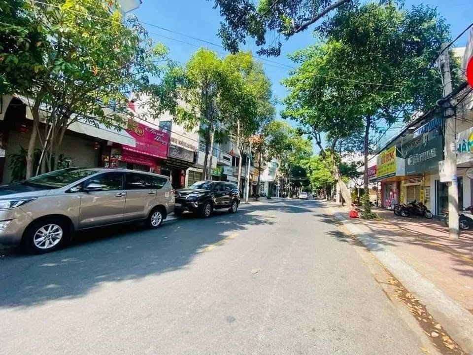 Nhà Phố Hoàng Văn Thụ 100m² - Dòng Tiền Ổn Định 15 Triệu/Tháng!