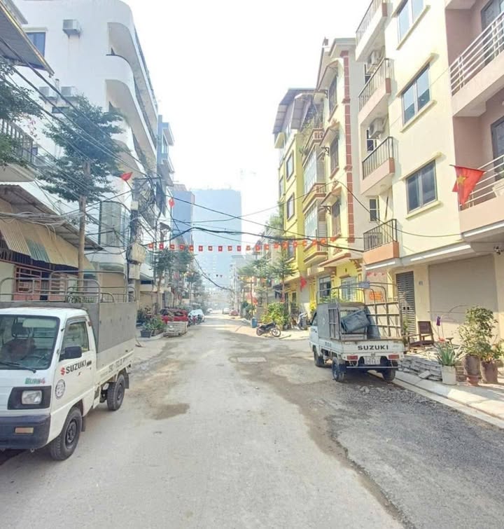 Bán gấp nhà 5 tầng Phố An Dương Vương, Tây Hồ - Sổ đỏ vuông vắn