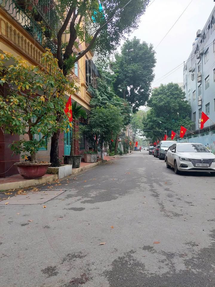 Nhà Phân Lô 40m² - Vỉa Hè Ô Tô Tránh, Kinh Doanh Sầm Uất Kim Giang