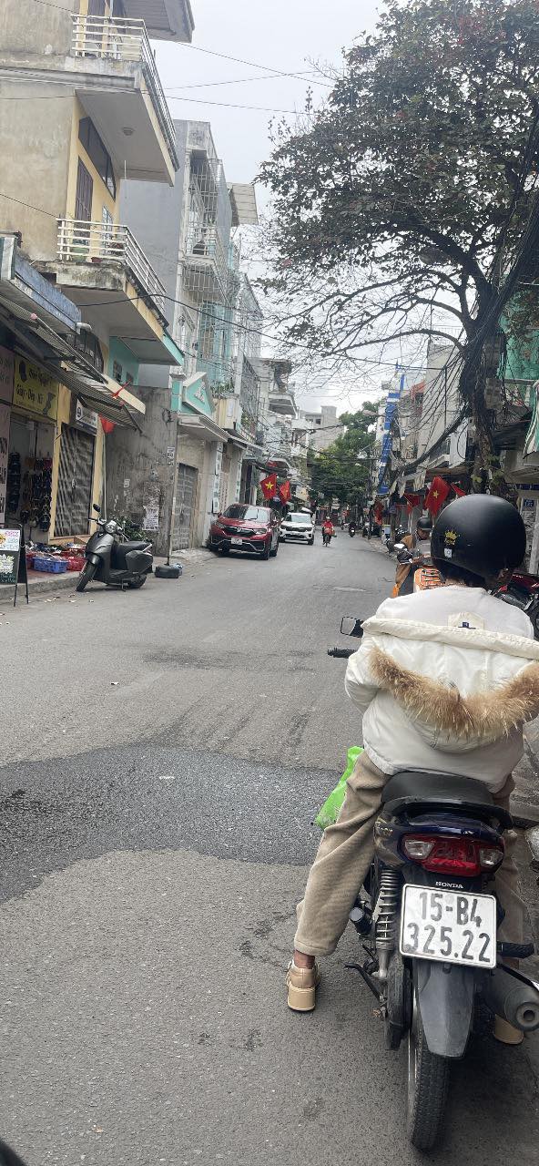 Mặt Bằng Kinh Doanh Đường Miếu Hai Xã 200m² - Mặt tiền kinh doanh đắc địa!