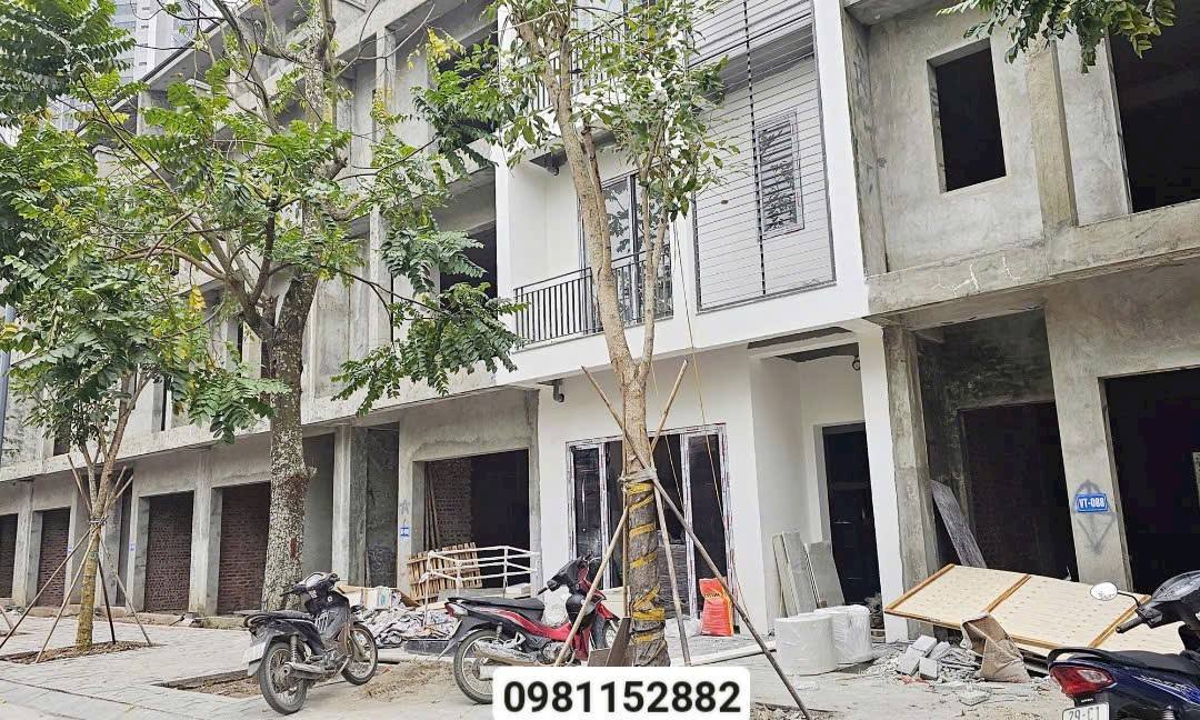 Bán Gấp Townhouse Ecopark 80m² - Giá 15 Tỷ, Thô, Bao Phí