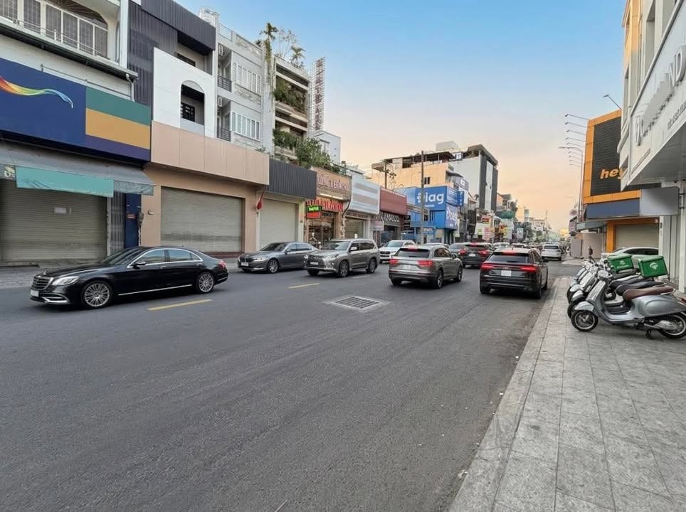Nhà phố mặt tiền Lạc Long Quân Tân Bình 79m² giá 13 tỷ - Vị trí đắc địa!