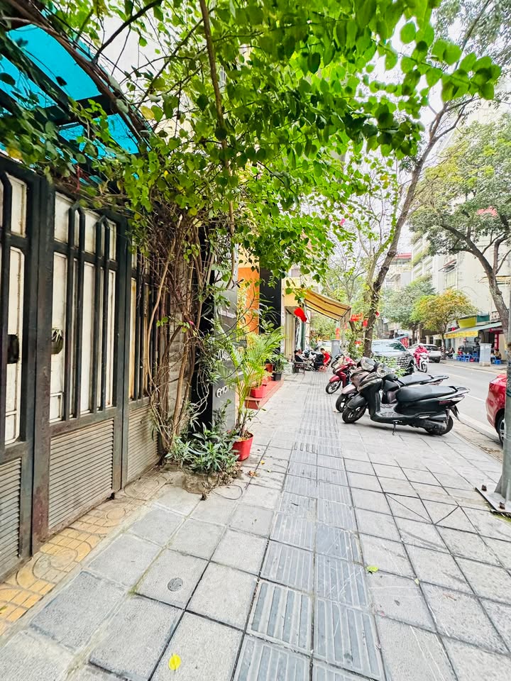 Nhà Phố Hàng Chuối, Hoàn Kiếm 40m² - Mặt tiền kinh doanh đắc địa!