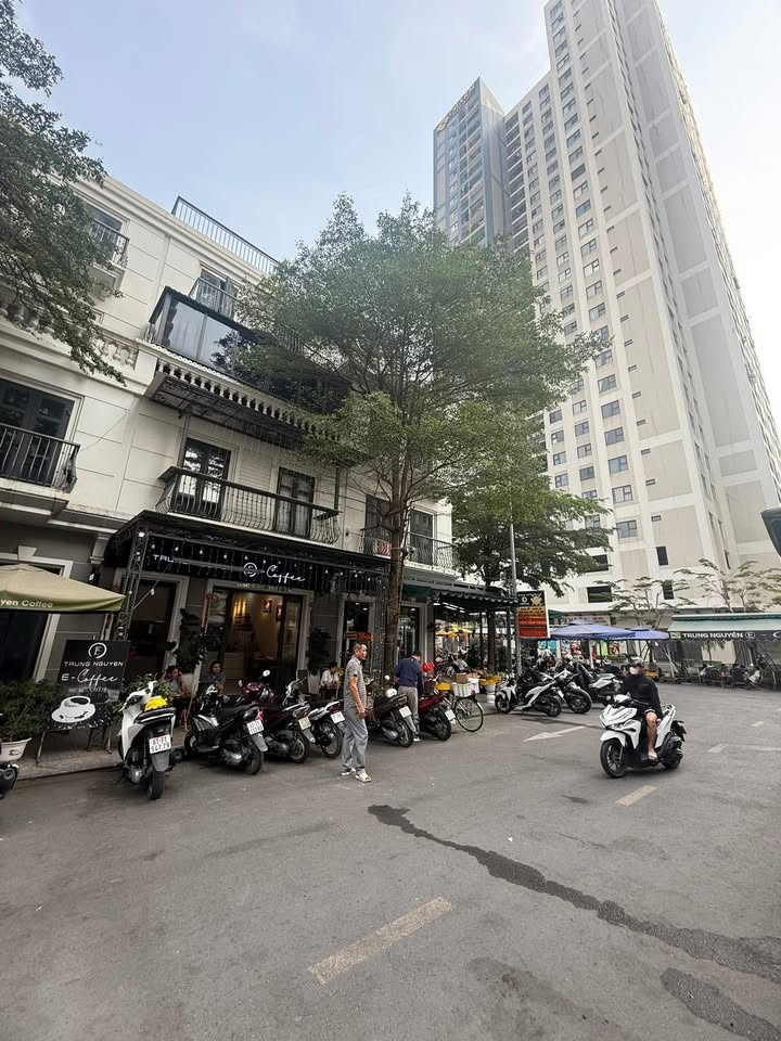 Bán Nhà Mặt Tiền Phạm Hữu Lầu Dĩ An 324m² - Vị trí đắc địa kinh doanh