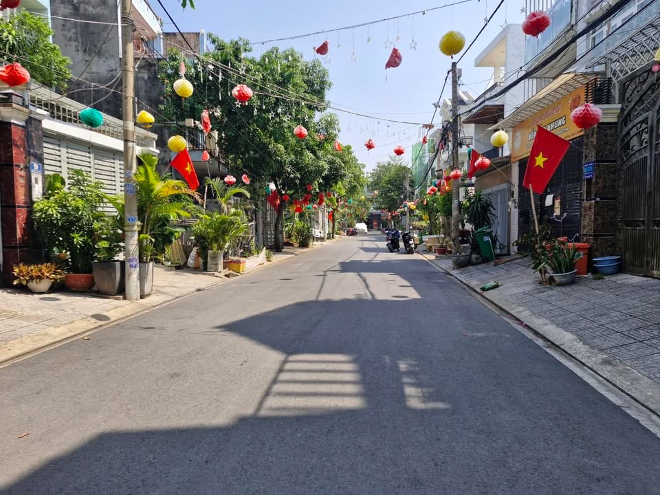 Nhà phố KDC Hồng Long Thủ Đức 100m² 8.6 tỷ - Đường 12m ô tô tránh!