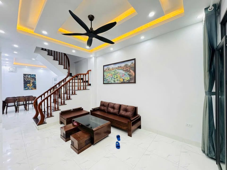 Bán nhà Ngô Gia Tự Việt Hưng 38m² giá 8 tỷ - Vị trí đẹp hiếm có!