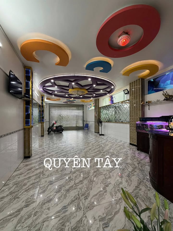 Cho thuê nhà 5 tầng mặt tiền Đường lớn, Long Xuyên - 156m²