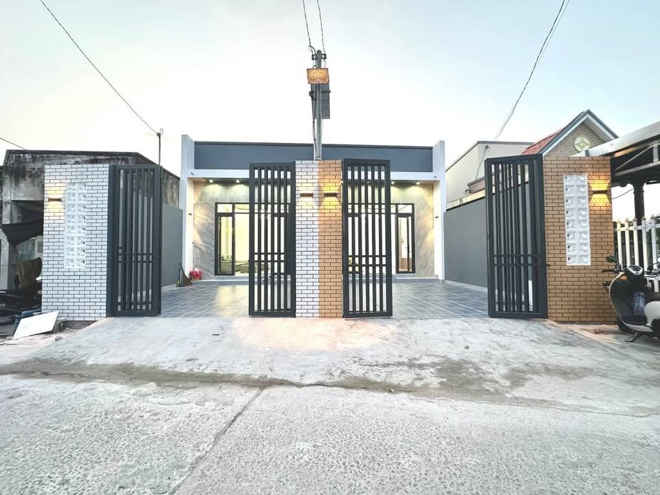 Nhà Mặt Tiền Ngô Thì Sĩ, Rạch Giá - 137m² Sổ Đỏ, Giá 2.05 Tỷ