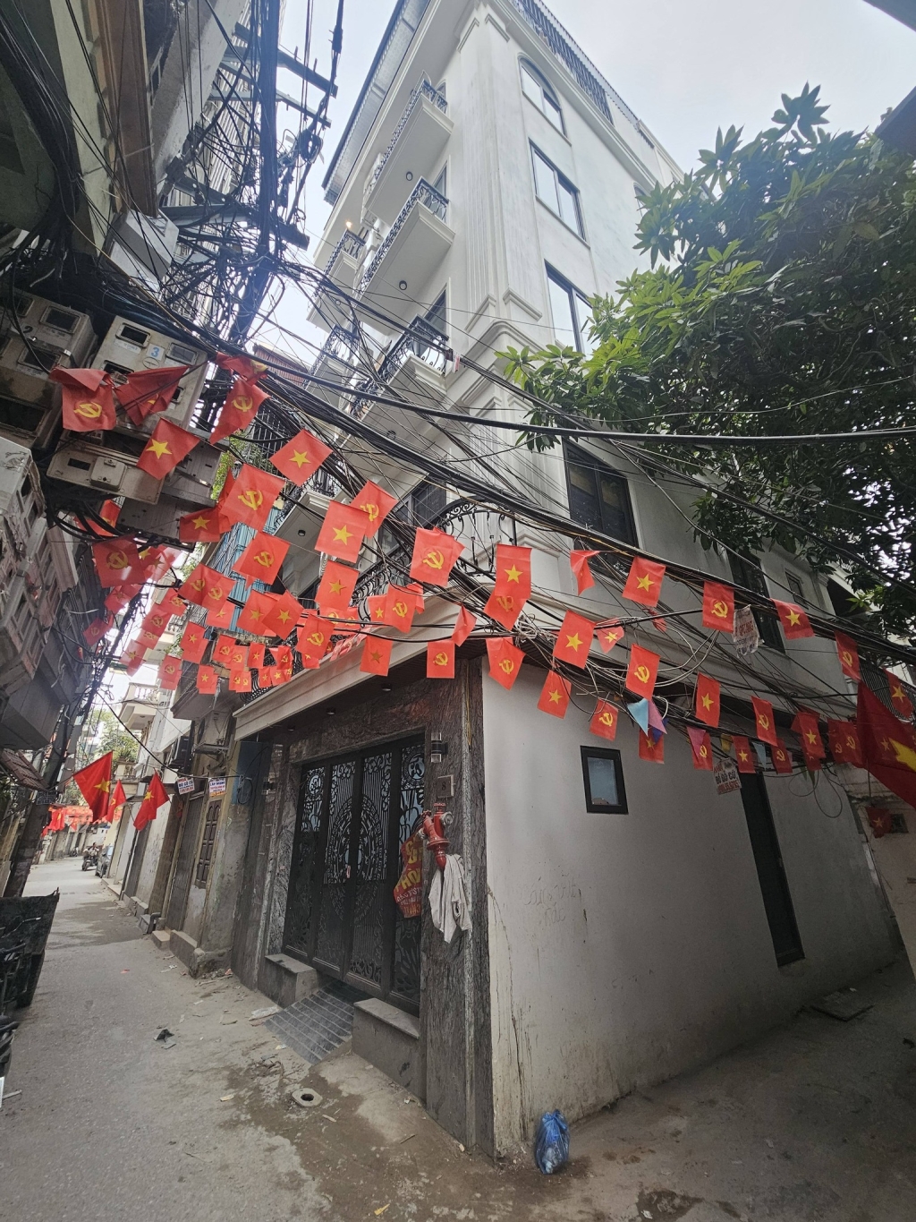 Tòa nhà 8 Tầng Trịnh Công Sơn 60m² - View Hồ Tây đẳng cấp, Sổ đỏ sẵn!