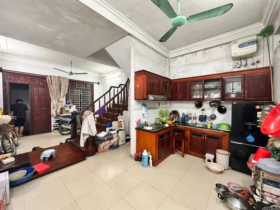 Bán nhà Ngô Gia Tự Long Biên 37m² giá 7.65 tỷ - Vị trí đẹp, sổ đỏ sẵn sàng!