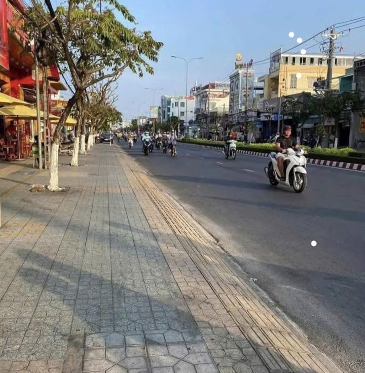 Nhà Mặt Tiền Đồng Khởi Bến Tre 150m² Kinh Doanh Sầm Uất - Giá 13.5 Tỷ