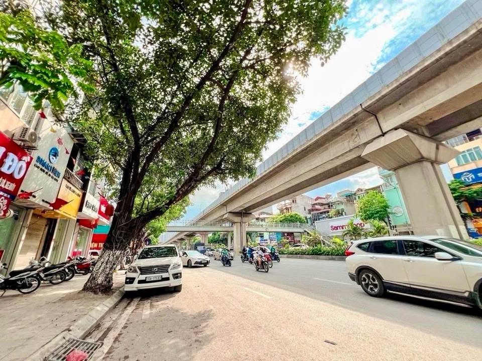 Nhà mặt phố Ngã Tư Sở 45m² giá 18 tỷ - Mặt tiền kinh doanh đắc địa