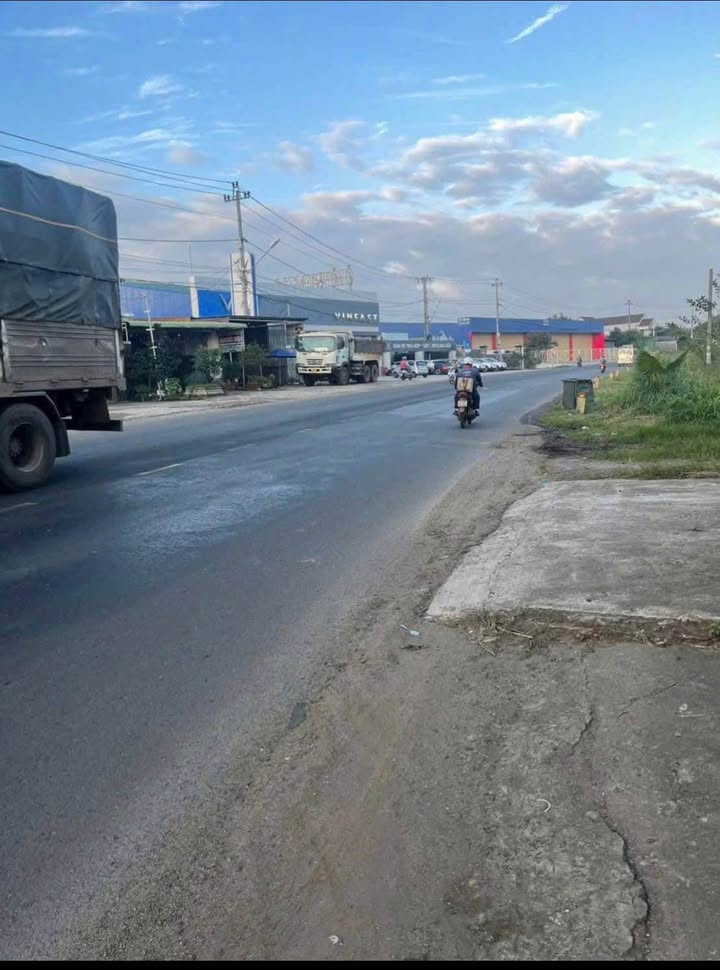 Nhà phố mặt tiền QL14 Hòa Phú 235m² giá 2.55 tỷ - Kinh doanh đắc địa!