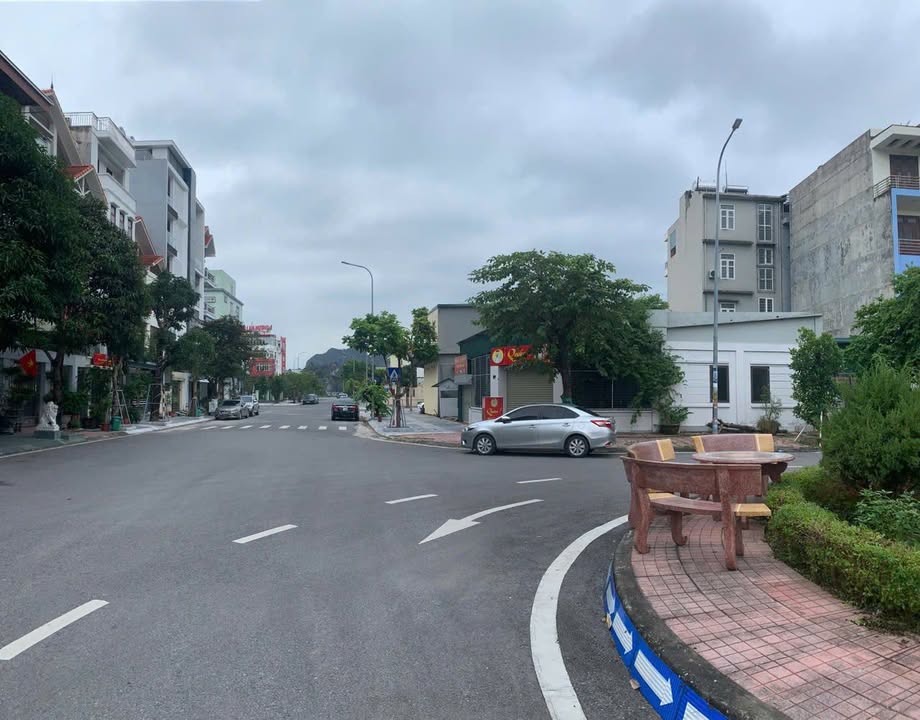 Cho thuê biệt thự góc 350m² mặt tiền 20 triệu/tháng - Hạ Long