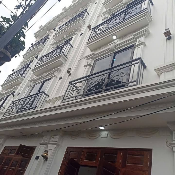 Nhà riêng Thanh Trì 40m² giá 4 tỷ - Ô tô đỗ cửa, Sổ đỏ sẵn sàng!