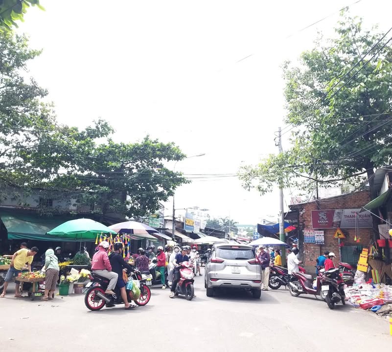 Nhà Phố Dĩ An 135m² 5 tỷ - Mặt Tiền Kinh Doanh Lô Góc Đắc Địa!