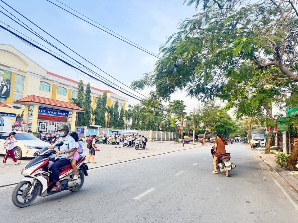 Đất Lớn Bà Điểm Hóc Môn 200m² (10x20m) - Sổ Đỏ, Giá 6.8 Tỷ