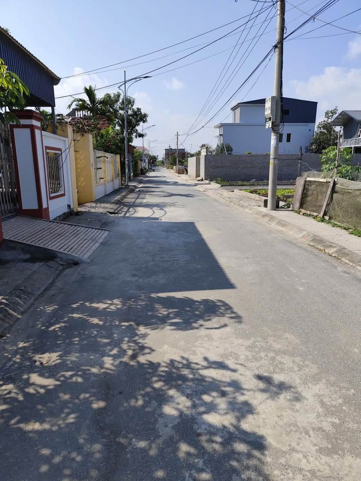 Nhà 180m² Mặt đường Tân Ngĩa, Dương Kinh - Giá 2.x Tỷ - Ô tô tránh nhau