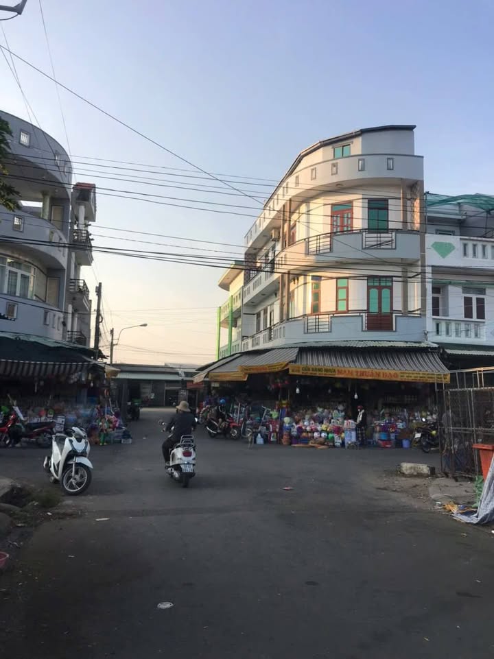 Nhà Mặt Tiền Chợ Thuận Đạo, Bến Lức - 63m², 3 Tầng, 4.99 Tỷ