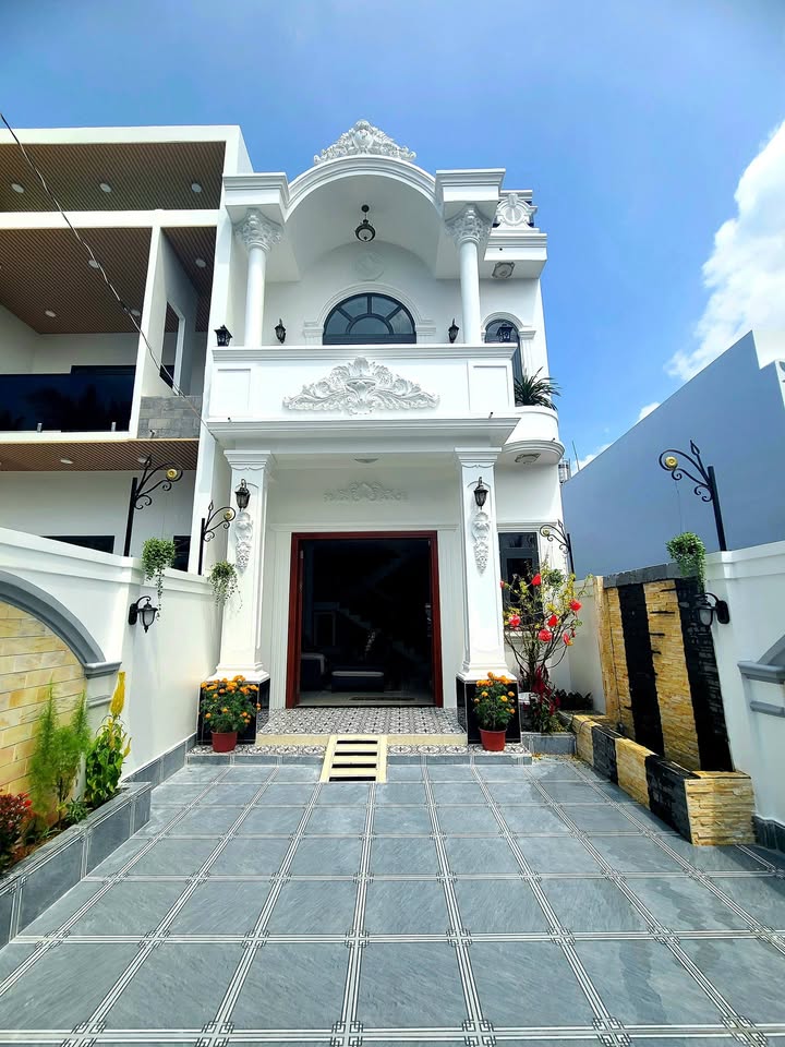 Nhà Tân Cổ Điển 125m² Phường 5 Mỹ Tho - 4PN, Ô tô vào nhà, Giá 2.76 Tỷ