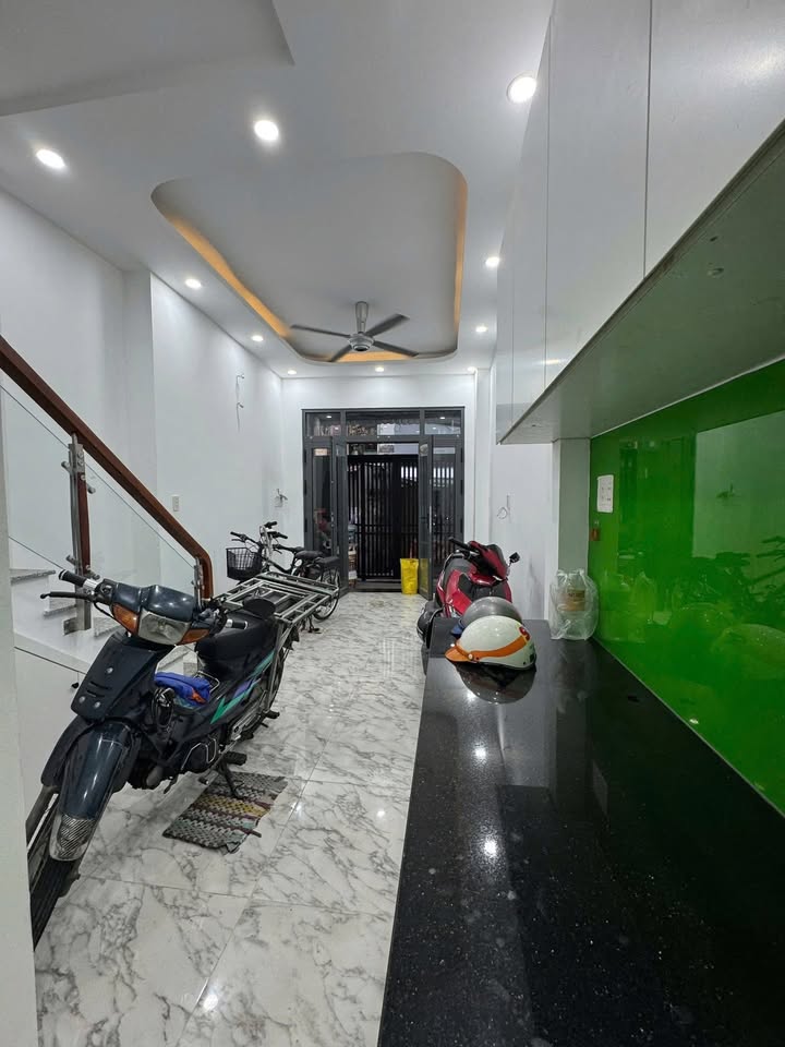 Cho thuê nhà 90m² Nguyễn Khoái, Q4 - Hẻm rộng, 4 tầng, giá 11 triệu