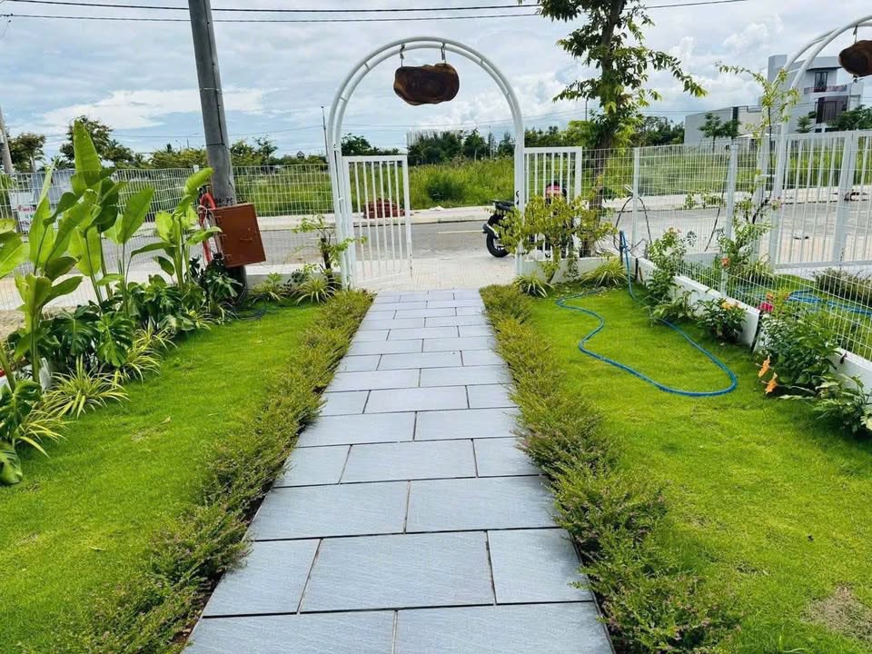 Cho thuê nhà 2 tầng Hòa Quý 100m² - Sân vườn đẹp, gần sông Đầm Sen