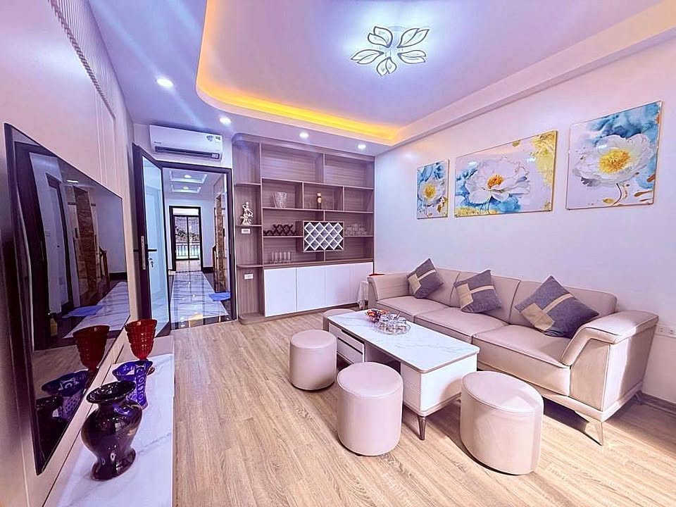 Bán nhà phố Nguyễn Sơn Long Biên 65m² 13 tỷ - Thang máy, Sổ đỏ sẵn!