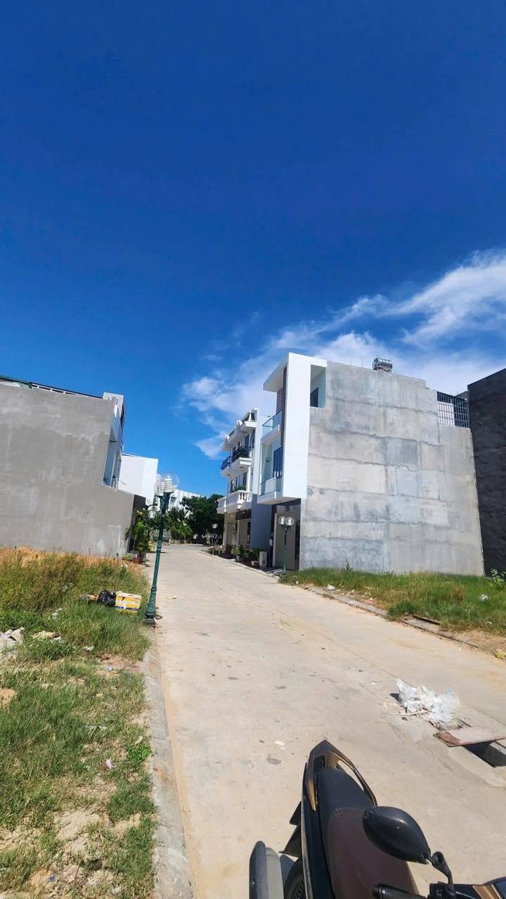 Đất nền Cam Lâm 49.5m² giá 2 tỷ - Sổ đỏ chính chủ!