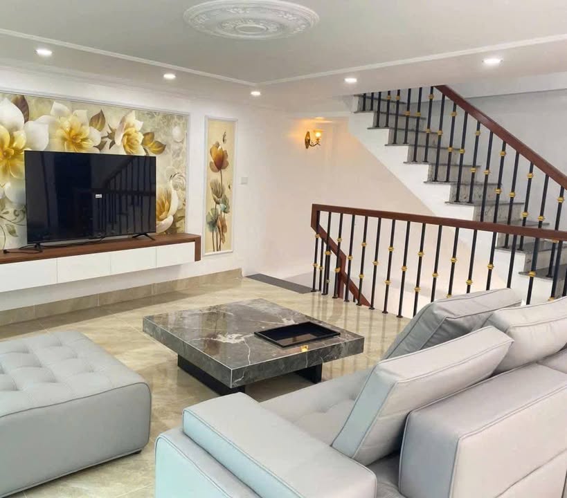 Nhà 3 Tầng Mặt Tiền 8m, View BigC Lý Thái Tổ, Hoa Lư - 50m²