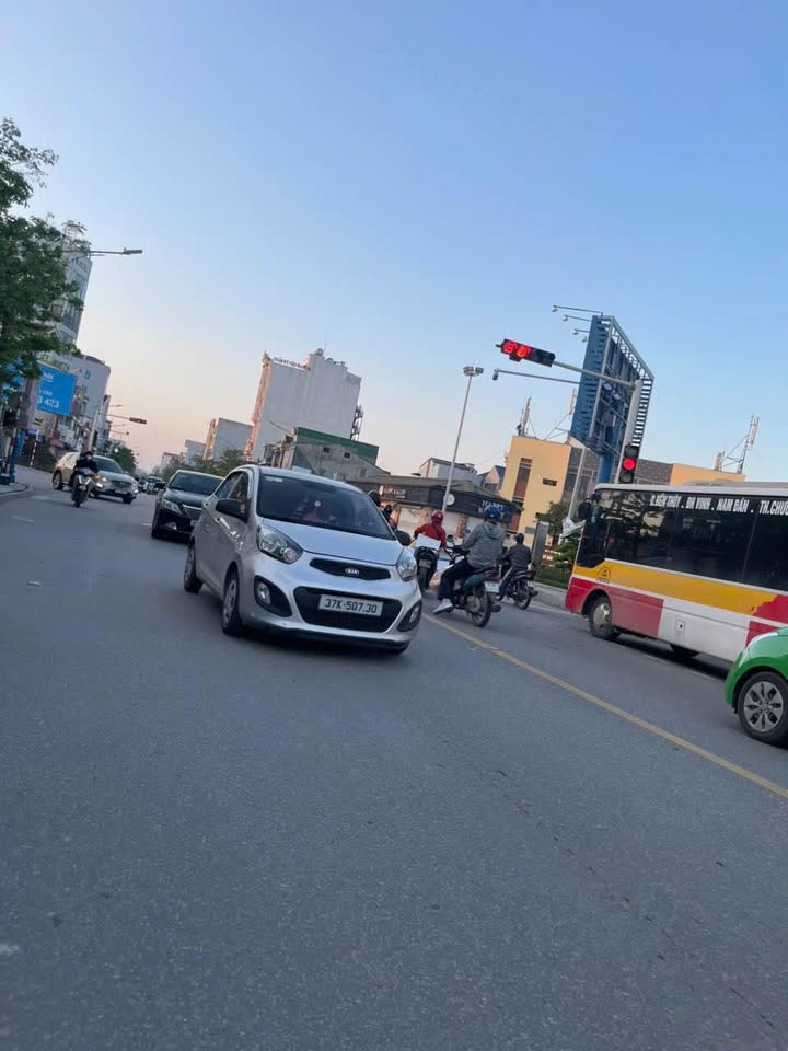 Nhà Phố Mặt Tiền Nguyễn Văn Cừ Vinh 125.7m² - Mặt Tiền Kinh Doanh