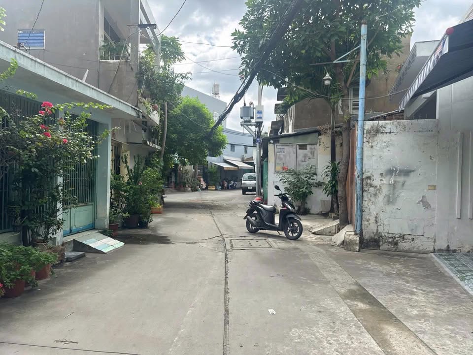Nhà Hẻm Xe Hơi Lạc Long Quân, Q11 - 52m² CN, 8 Tỷ - Sẵn Sàng Xây Mới