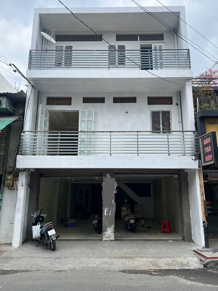 Mặt tiền Bình Long, Bình Tân - Nhà 6PN, 2 Lầu, Giá 20 Triệu/Tháng