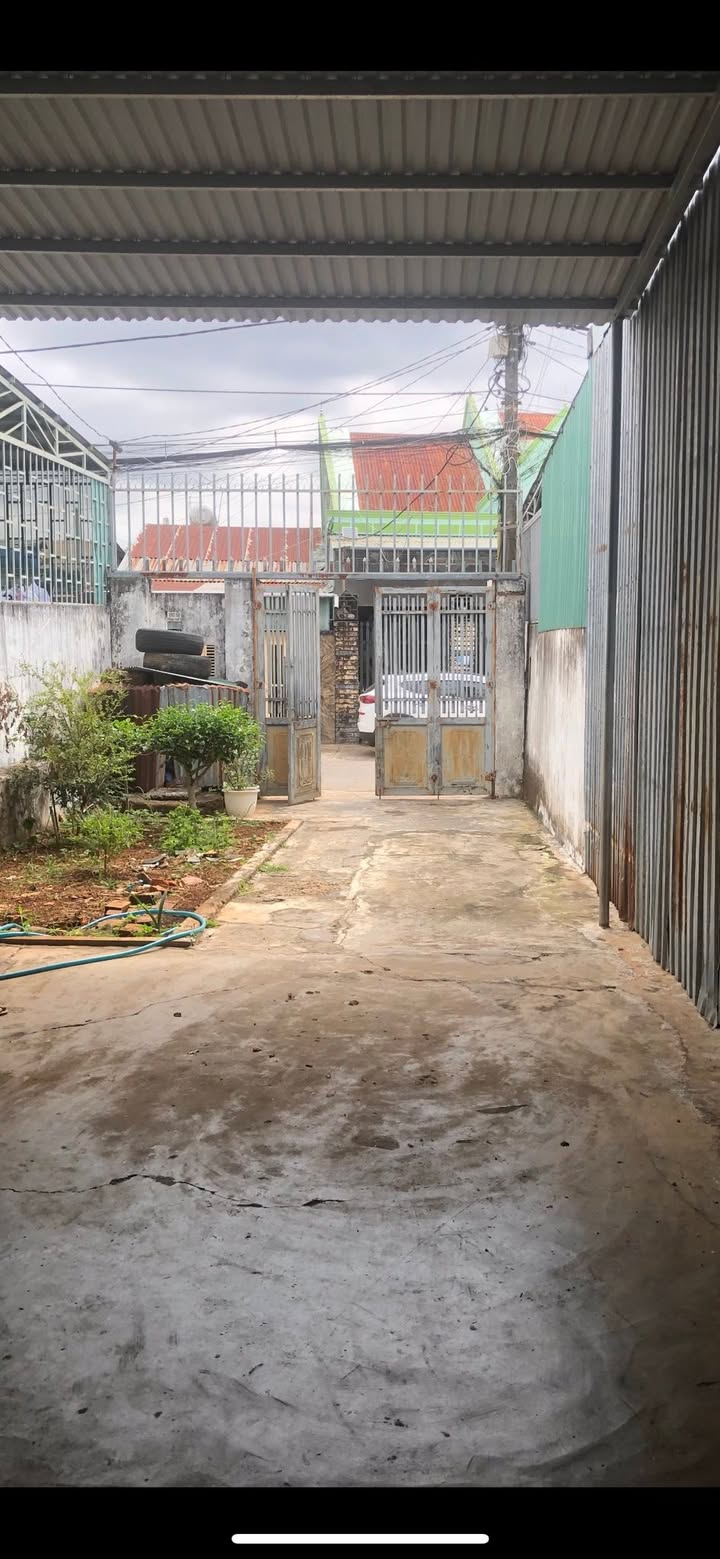 Cho thuê nhà mặt tiền Phùng Khắc Khoan, Pleiku - 2PN, Sân ô tô, Giá 3 Triệu