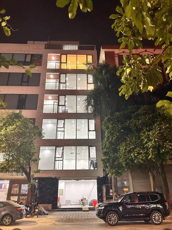 Nhà phố Cầu Giấy 360m² 70 triệu - Ô tô vào tận nhà