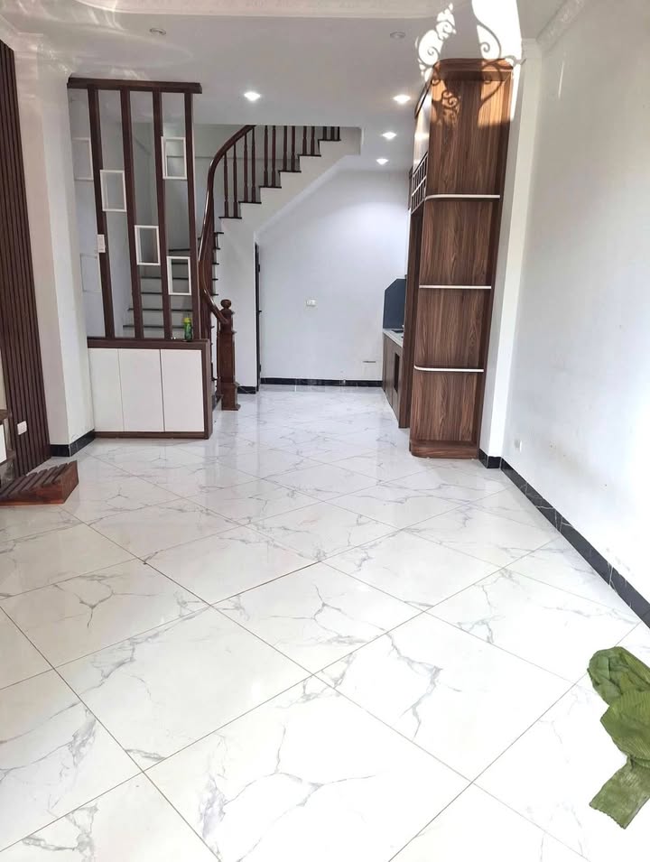 Cho thuê nhà 5 tầng mới đường Đông Thiên, Vĩnh Hưng - 3PN khép kín - 10.5 triệu/tháng