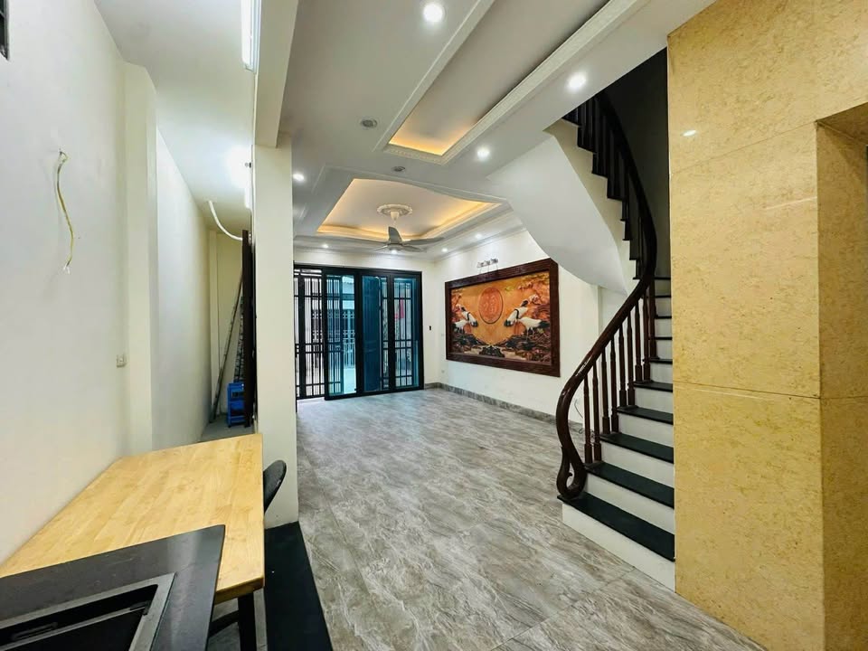 Cho thuê nhà 5 tầng Lô Góc - Thạch Bàn, Long Biên - 50m², 3PN, Ô tô đỗ cửa