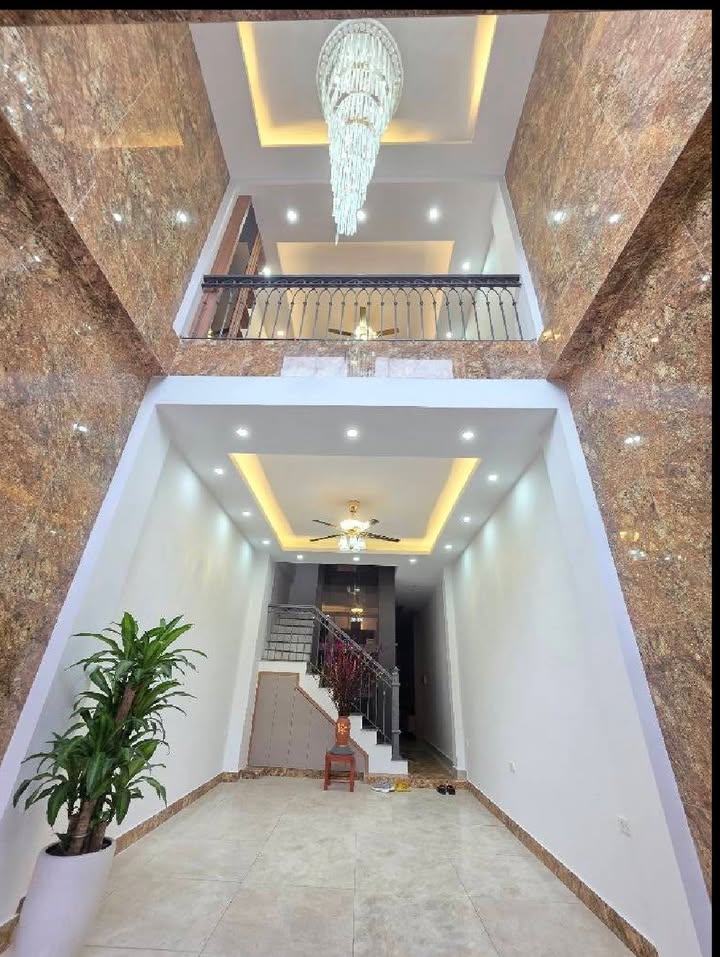 Nhà Riêng Hoàng Quốc Việt 65m² - Ô tô vào tận nhà, thang máy hiện đại!