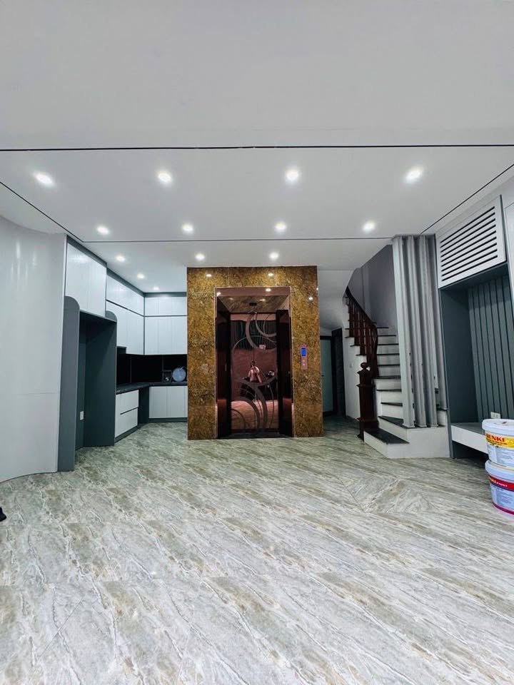 Nhà 7 tầng thang máy mặt ngõ Cổ Linh, Long Biên - 35m2, Full nội thất, Sẵn sàng giao dịch