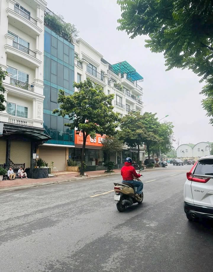 Nhà Phố Long Biên 135m² - Vị trí Đắc Địa, 2 Mặt Tiền Độc Nhất