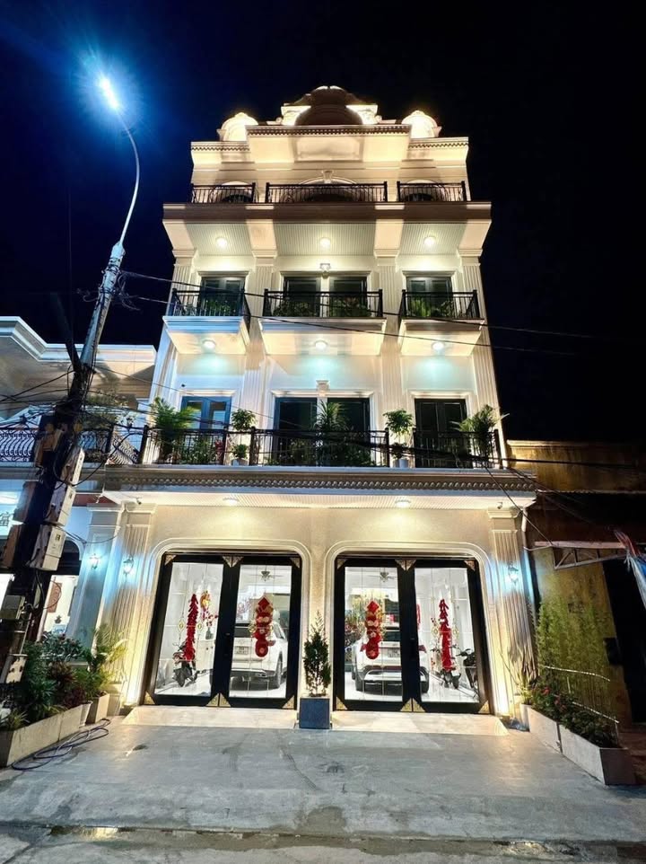 Nhà 5 Tầng Nguyễn Khánh Toàn 92m² - Vỉa Hè Rộng, Ô Tô Tránh - Giá 44 Tỷ