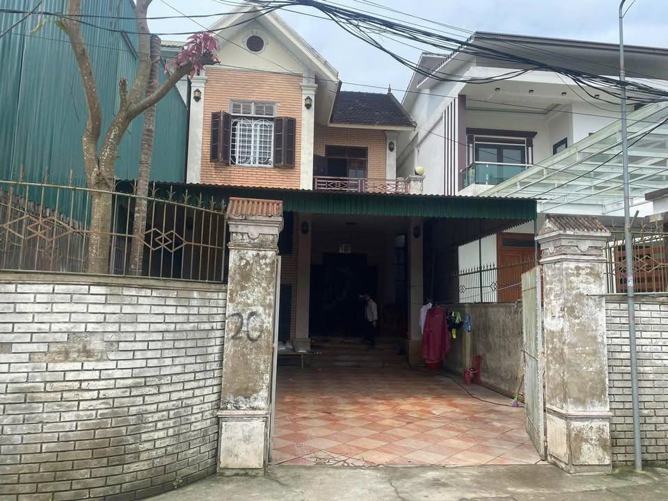 Nhà 2 Tầng 270m2 Sân Vườn Rộng Đậu 2 Ô Tô Hưng Chính, TP Vinh