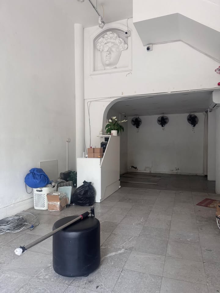 Cho thuê MB tầng 1 ngõ Chùa Láng 55m² - Ô tô đỗ cửa, kinh doanh đa ngành